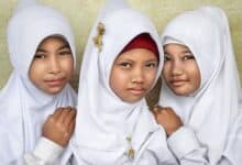 Tại sao người Indonesia trùm đầu? Giải mã bí mật đằng sau chiếc khăn đội đầu